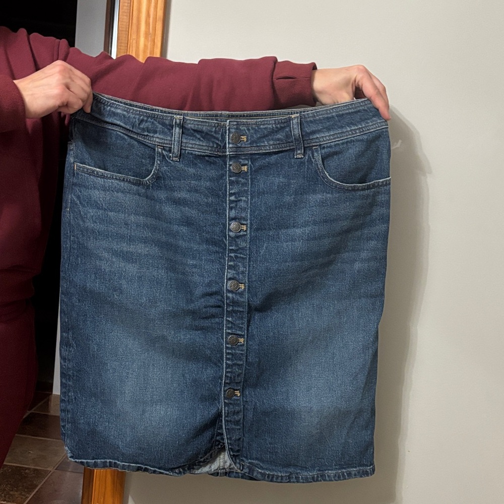 This is a Madewell denim button-front midi skirt. 
Denim Button-Front Skirt